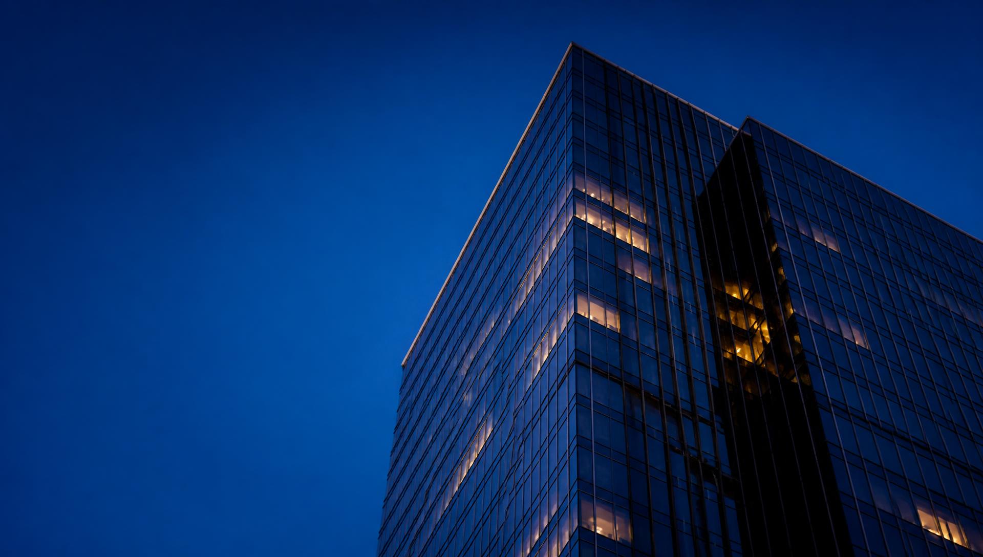 Edifício corporativo envidraçado ao entardecer